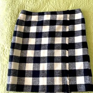 In excellent like new condition Talbots size 10 very soft lined skirt.